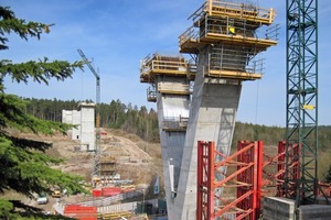  Die Schrägstellung von 21° der V-Stützen für die ICE-Trasse Ebensfeld-Erfurt erfordert Selbstkletterschalung SKE 50 plus an den äußeren Überhangseiten 