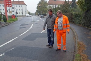  Bauhofmeister Carsten Reinhard (l.) und Patcherführer Harry Behrens begutachten die Qualität der unlängst durch eigene Mitarbeiter mittels Patchtechnologie ausgeführten ReparaturFoto: Mainka Straßenunterhaltung/ Ramona Ritter  