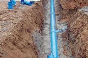  Die Rohre für Regenwasser sind blau, während die Schmutzwasserleitungen braun gefärbt sind. Auf diese Weise ist selbst nach Jahren die Unterscheidung von innen und außen möglich 