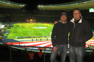  „Wir hatten dank des Bauverlags einen wunderbaren Fußballabend. Das war eine unglaubliche Atmosphäre im Berliner Olympiastadion mit einem historischen Sieg für Dortmund. Phantastisch!“, Torsten Helms (li.) und Denver Ehrlich (re.), Gewinner der DFB-Pokalfinal Tickets 