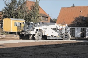  Auf der beengten Baustelle ist wendiges Manövrieren angesagt. Große Lenkwinkel ermöglichten kleine Wenderadien und damit rasches Vorankomme 