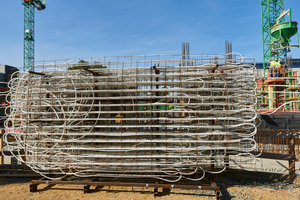  Zur Betonkern-Aktivierung werden spezielle, für jeden Bereich individuell angefertigte Leitungssysteme in die Schalung eingelegt.  