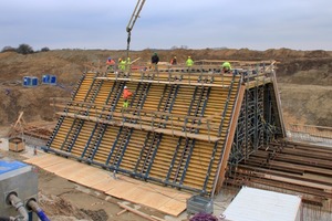  Die schlaff bewehrten Bauwerke werden mit Trägerschalung Top 50 in Abschnittslängen von ca. 13,00 m hergestellt 