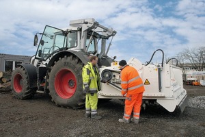  Kundenservice wird groß geschrieben: Wirtgen Service-Techniker Markus Klein (l.) bei der ausführlichen Einweisung über das anwendungsgerechte Bedienen des Anbaustabilisierers WS 250. 