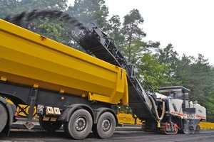  „High Tech“ auch oberirdisch: Dieser Prototyp einer Asphaltfräse von Wirtgen, auf der Licher Straße im Testeinsatz, fräst ganze Fahrbahnen von 2,10 m Breite auf einmal abFotos: Ohlsen 