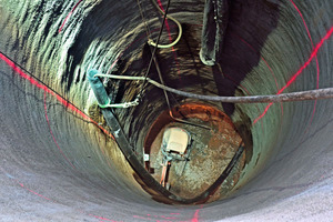  Blick auf die Sohle des 34 m tiefen ersten Berstlining-Startschachtes. Die Berstrakete mit anhängendem HDPE-Rohrstrang ist bereits in die geöffnete Leitung eingesetzt 