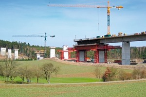  Die 614 m lange Talbrücke Weißenbrunn schiebt sich mit ihrem einzelligen Hohlkasten im Radius von 3.570 m östlich an der Gemeinde Untersiemau vorbei 