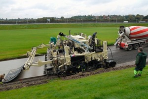  4 Ein Gleitschalungsfertiger S850 mit Dübelsetzer von Guntert &amp; Zimmermann beim Einbau einer 8 m-FahrbahndeckeFoto: Hedke 