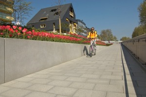  Über eine Rampe gelangen Radfahrer und Rollstuhlfahrer von der Rheinzollstraße zum unterhalb gelegenen Konrad-Adenauer-Ufer 