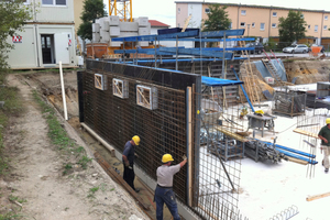  Deutlich zu erkennen: Die ACO Therm Leibungsfenster wurden vor dem Herstellen der Kellerwand an der Schalwand befestigt 