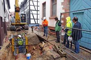  Enger geht es kaum noch: Die Platzverhältnisse, aber auch die geringe Überdeckung, stellten die Tiefbauer in den Straßen Backhausgasse und Bachtorstraße vor besondere Herausforderungen 