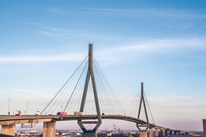  Die Köhlbrandbrücke in Hamburg ist mit 3.618 Metern die zweitlängste Straßenbrücke Deutschlands. 