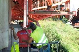  Die Einzelteile der Gesimskappenkonsole sind besonders leicht und lassen sich problemlos per Hand montieren; Brücke Rheintalautobahn bei Dornbirn 