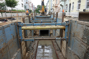  Kanalsanierung in Bielefelds Altstadt: Auch die eng an der Baugrube stehende Bebauung stellt hohe Anforderungen an den eingesetzten Verbau.  