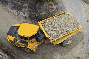  Mit dem A25E 4x4 für 24 t Nutzlast bietet Volvo CE den einzigen großen Knicklenker, der auf nur zwei Achsen rollt und daher enge Kurven ohne Radieren der Hinterräder durchfahren kann.Foto: Volvo CE 