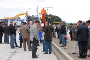  Nach den Vorführungen konnten die Kunden die Demo-Baustelle eigenhändig inspizieren. Großes Interesse weckte zum Beispiel das frisch eingebaute Betonprofil, live hergestellt mit dem neuen Wirtgen-Gleitschalungsfertiger SP 15 