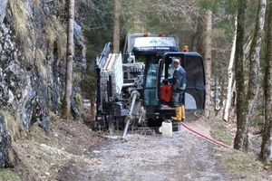  Bohrgerät mit dahinter stehendem Versorgungstruck 