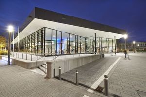  Auch bei Dunkelheit ein repräsentativer Anblick: Große Glasflächen erlauben einen Blick in das erleuchtete Foyer. 