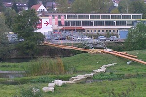  Aufwändige Wasserhaltung: Während der Auskleidung der beschädigten Kanalabschnitte wurde das Abwasser über ein doppelt gesichertes Rohrsystem abgepumpt, für das eigens eine Behelfsbrücke errichtet werden musste 