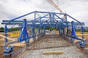  2 Der 13 m lange Verbundschalwagen ist im Grundriss als Parallelogramm konstruiert und fast komplett mietbar aus dem Baukasten aufgebaut 