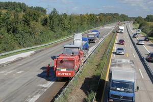  Präzise Nivelliertechnologie macht‘s möglich: Die Kutter-Fräsenteams trugen den Beton im zweiten Übergang exakt bis zum Geotextil unmittelbar über der Ausgleichsschicht ab. Sie schufen eine ebene Fläche – ideale Basis für den Einbau der neuen FahrbahnFotos: Kutter 