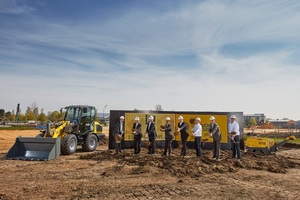  v.li.n.re.: Johannes Hofner (Vorstand KUS Landkreis Pfaffenhofen a.d.Ilm), Günther Binder (CFO), Helmut Bauer (Geschäftsführer Wacker Neuson Produktion GmbH &amp; Co. KG), Michael Franken (Bürgermeister Markt Reichertshofen), Alexander Greschner (Geschäftsführer Wacker Neuson Produktion GmbH &amp; Co. KG), Andreas Köhnlein (Leonhard Weiss GmbH &amp; Co. KG), Christoph Wildgruber (Head of Corporate Real Estate, Wacker Neuson SE), Michael Koch (Corporate Real Estate, Wacker Neuson SE) 