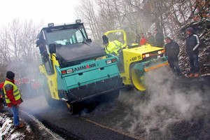  Asphalteinbau vor großem Publikum. Rund 400 Besucher waren live dabei, als Ammann die 100 Meter lange Straße zum Stöffel einbaute 