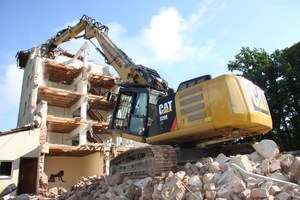  links: Der Cat 329E mit Spezialausleger: eine Baumaschine maßgeschneidert für den Abbruch. 