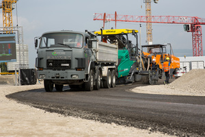  unten: Auf der Modellbaustelle: Das durch die Fräse gelöste Material wird vom LKW zum Fertiger transportiert. Anschließend wird die neue Schicht wieder aufgebracht und verdichtet. 