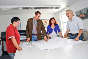  Ein vom Güteausschuss der Gütegemeinschaft beauftragter Prüfingenieur im persönlichen Gespräch mit den zuständigen Verantwortlichen im Büro. 