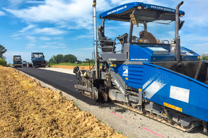  Nach dem Einbau der Deckschicht folgt gleich die Walze zur fachgerechten Verdichtung. 