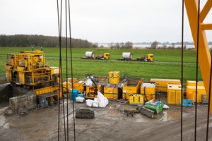  Fernab von den ohnehin stark belasteten Landstraßen erfolgte der Rohrtransport  durch unbewohntes Gebiet über einen Deichverteidigungsweg. 