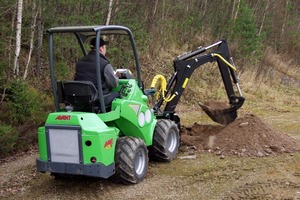  Für die Schnellwechsler mancher Radlader, hier von Avant, sind Front-Tieflöffelbagger erhältlich, die zwar nur begrenzten Schwenkwinkel bieten, aber für kleinere Arbeiten einen Bagger ersparenFoto: Avant Deutschland 