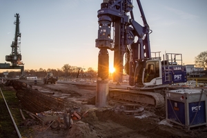  Das Liebherr-Drehbohrgerät LB24 bei Spezialtiefbauarbeiten im Hafen von Gernsheim. 