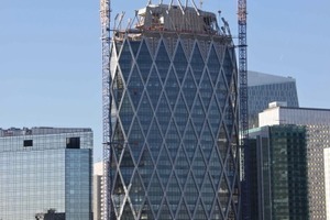  Interessante Silhouette: Der 171 m hohe Tour D2 im Pariser Westviertel La Defense. Die Fassade gehört dabei zum Tragwerk des Gebäudes 