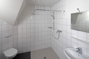  Bild 05: Die Toiletten werden in allen 23 Wohnungen mit Betriebswasser aus einer zentralen Grauwasseranlage gespült.Foto: Schleiff 