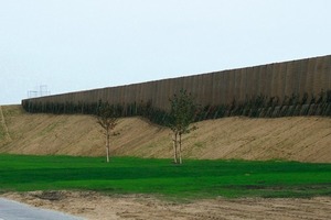  1 Ein Lärmschutzwall, der nicht nur Schall schluckt, sondern sich als Grünanlage harmonisch in die Architektur integrieren lässt, entsteht im Berliner Grunewald 