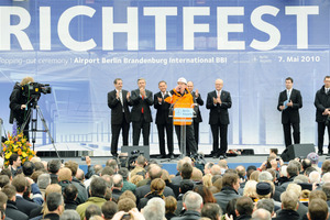  Noch eitel Sonnenschein beim Richtfest am 7. Mai 2010 