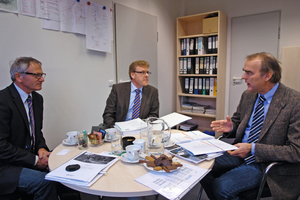   Im Gespräch: Burkhard Schonlau (re.) mit Hans-Christian Möser (li.) und Dirk Stoffers (Mi.) 