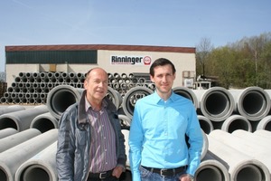  Richard Kraiß (Prinzing) und Jörg Rinninger vor der Produktionshalle 
