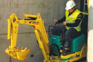  Typisch für Mikrobagger ist das dank der teleskopierbaren Raupenfahrwerke problemlose Passieren schmaler Durchfahrten, hier ein nur 680 mm breiter Yanmar SV08Foto: Yanmar 