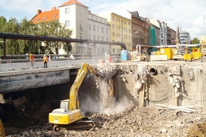  Auf der gesperrten A 100 stehend bricht der New Holland Raupenbagger E215B die Anschlüsse zur Spandauer Brücke ab. Zum Schutz des Belages der A 100 war diese mit einer 1 m starken Sandschicht belegt worden 