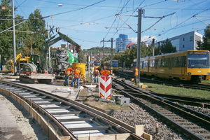  Der Schnellbeton Chronocrete wurde mit Fahrmischern aus dem Werk Hafen der Heidelberger Beton GmbH &amp; Co. Stuttgart KG angeliefert. Ein enger Takt und die für den händischen Einbau notwendige weiche bis fließfähige Konsistenz bei der Anlieferung sicherten einen schnellen Baufortschritt.  