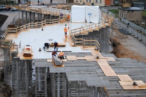  Parallel, zeitsparend und im Wettlauf gegen das Herbstwetter werden für die Betonage vorne die alkus Platten verlegt, weiter hinten im Zelt die Plattenfugen verschweißt und ganz hinten bereits die Bewehrung angebracht 