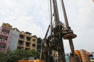  Die hohe Leistungsfähigkeit des Liebherr LB 28 XL trägt nachhaltig zur zeitlichen Einhaltung des Bauprojektes am 56-stöckigen Eurowindow Multicomplex Gebäude in Hanoi, Vietnam, bei 