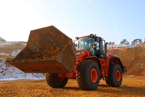  Der Doosan DL420-5 im rauen Arbeitseinsatz. 