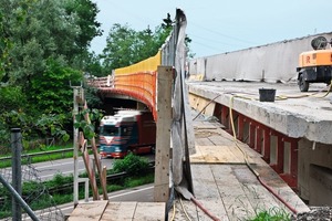  Das Schließen der Konsolkonstruktion erfolgt – je nach Anforderung– lediglich mit Geländer oder wie hier mit kompletter Einhausung. Diese bietet maximalen Schutz für den unten laufenden Verkehr; Brücke Rheintalautobahn bei Dornbirn 