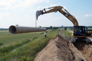  Der Einbau von bis zu 13,20 m langen Flowtite–Rohren DN 800 ermöglichte schnellen Baufortschritt, ohne dass Spezialgerät hätte eingesetzt werden müssen 