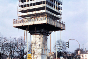  Rechts: Bau des Finnlandhaus 1966 in Hängebauweise 