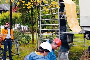  2 Der mit Vinylesterharz getränkte zweite Liner wird durchs Reversionsrohr auf einen Umkehrflansch gezogen 